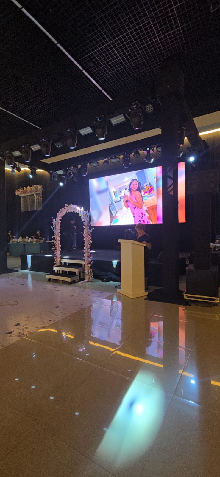 Palco com moving lights e painel de LED em cerimônia