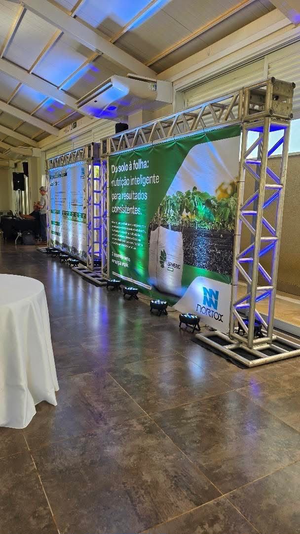 Evento do agro com backdrop e iluminação, Nortox