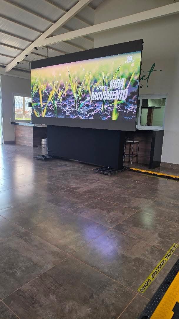 Painel de LED em lounge, evento Nortox