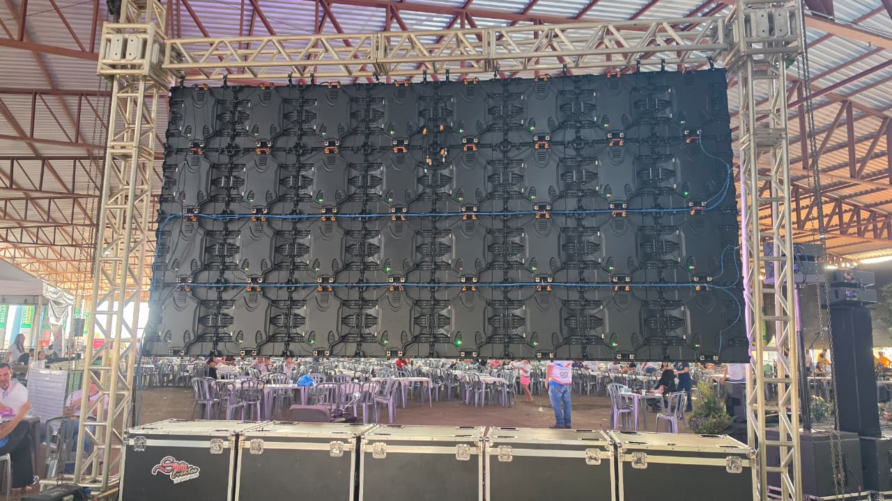 Painel de LED montado em galpão de evento
