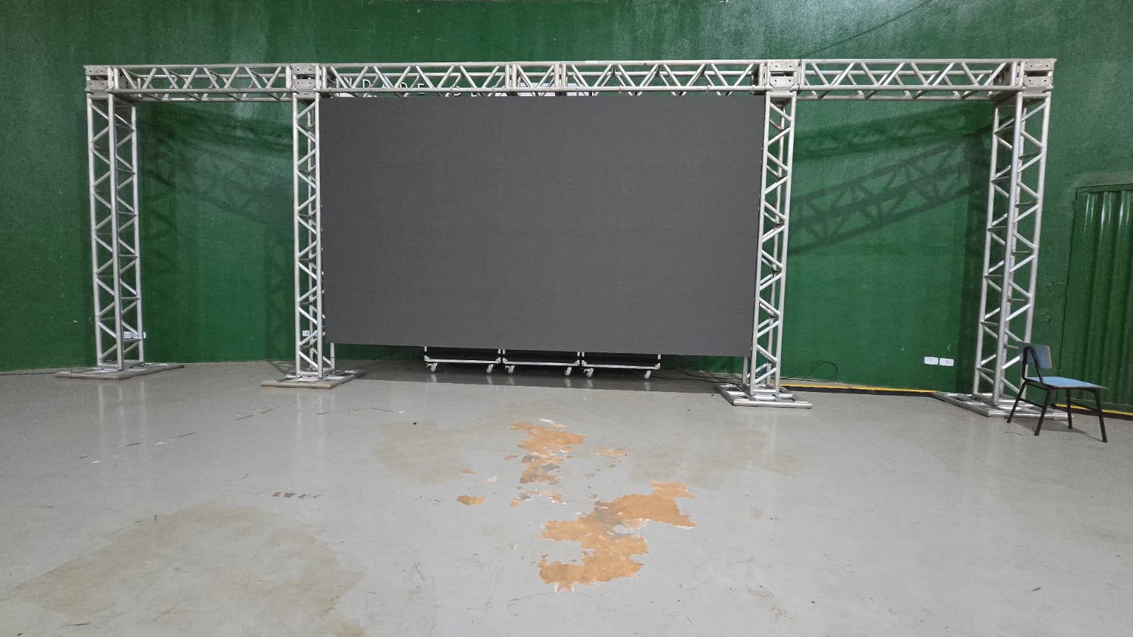 Montagem de painel de LED em estrutura de truss